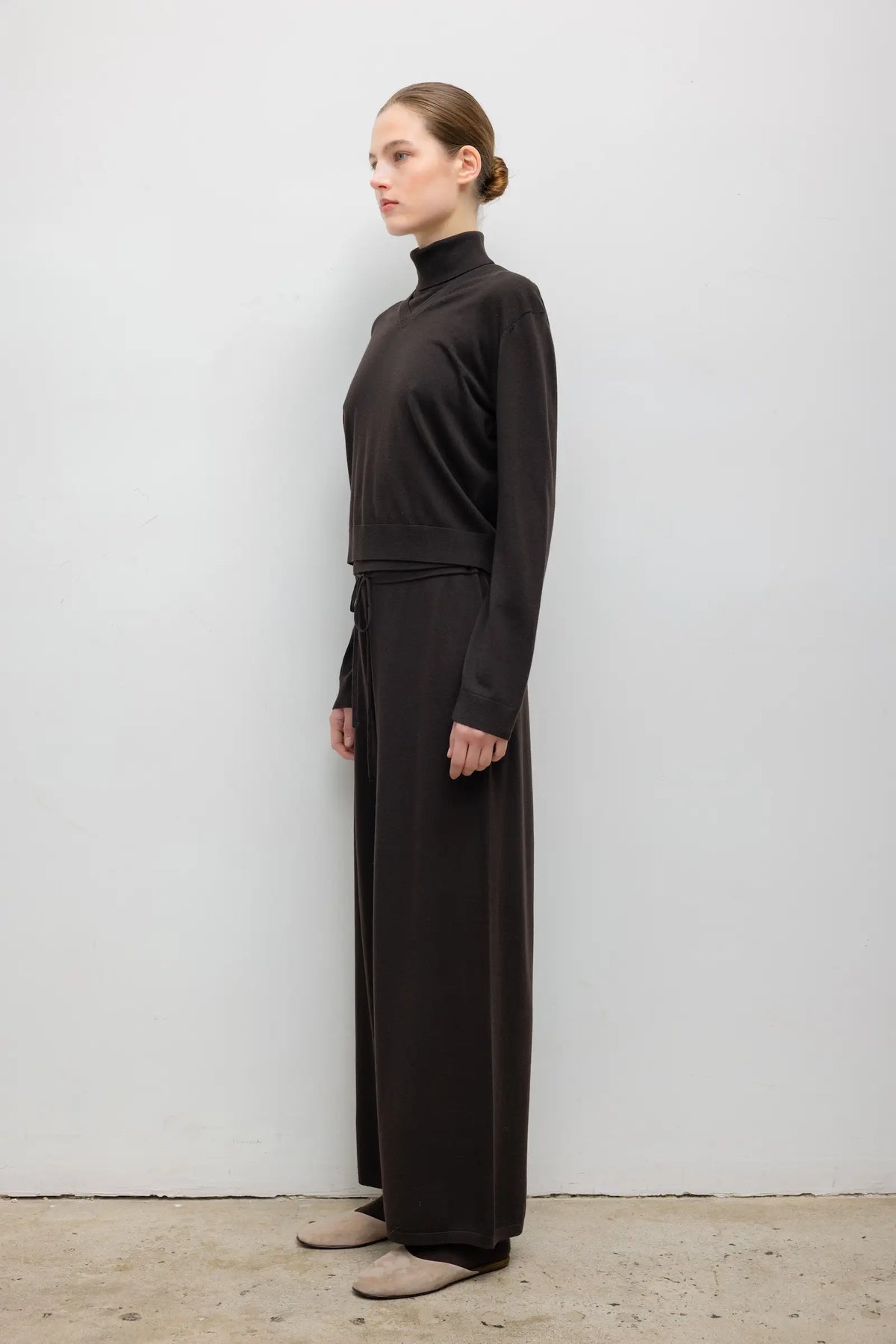 James Classic V Neck - Chocolate - Image 5