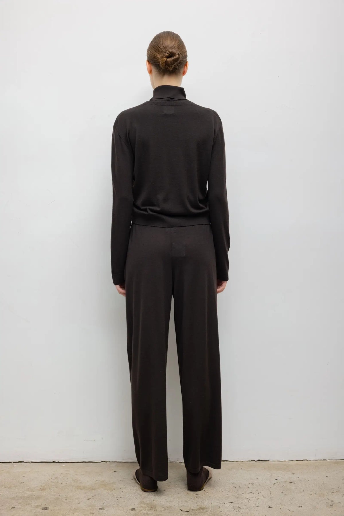 James Classic V Neck - Chocolate - Image 6