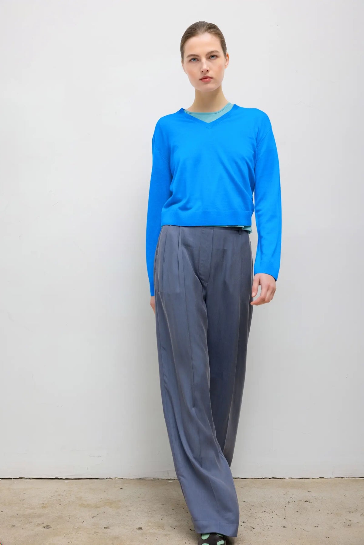 James Classic V Neck - LESET Blue - Image 4