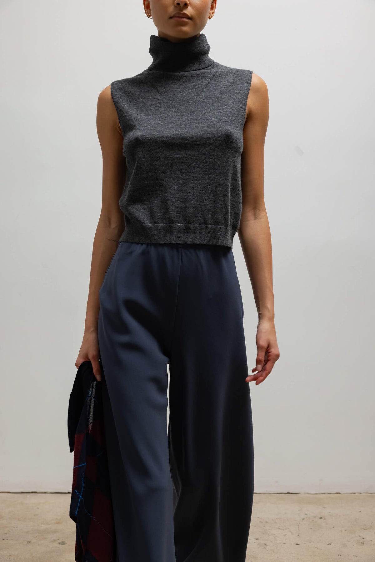 James Sleeveless Turtleneck - Charcoal Grey - Image 4