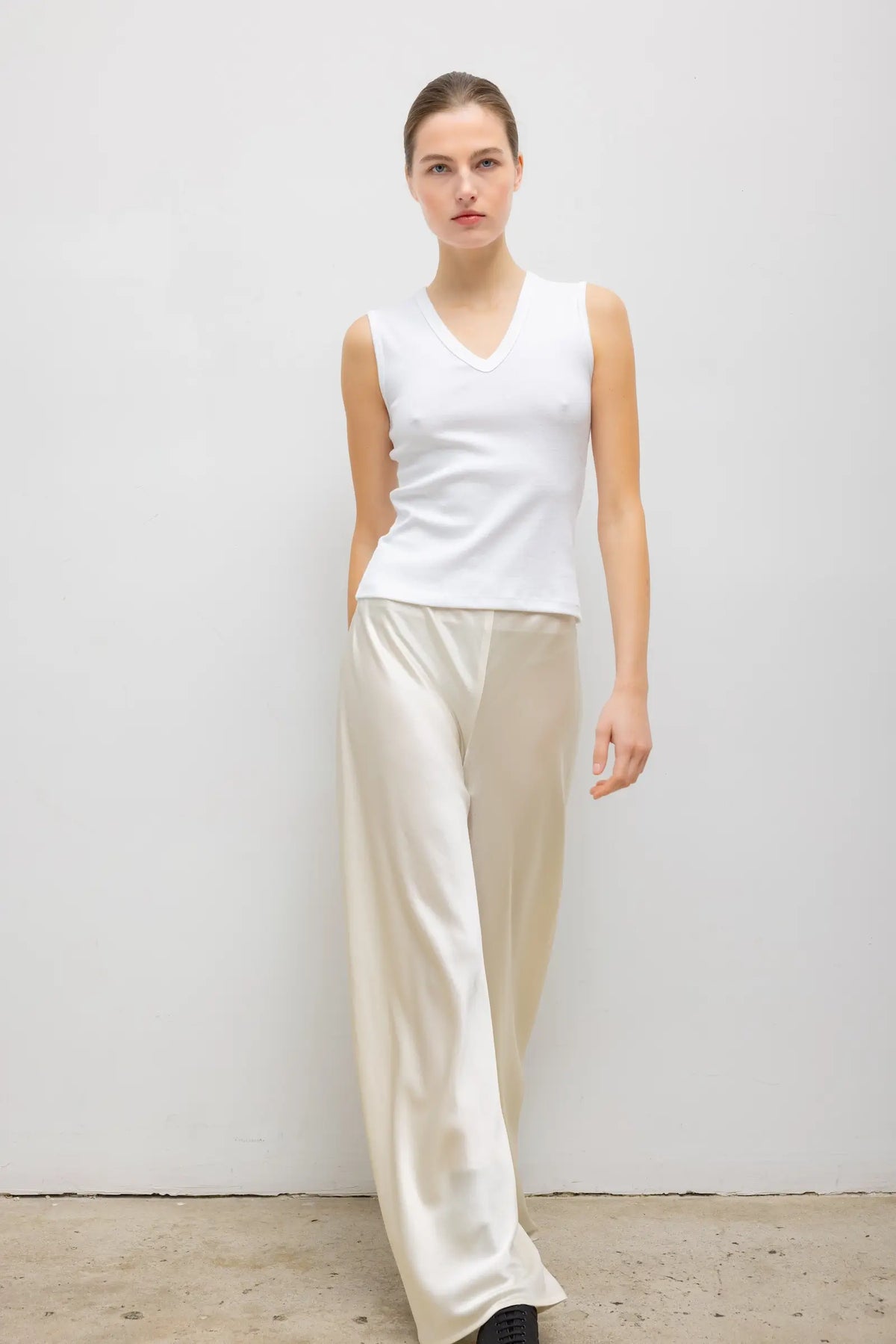 Nando Sleeveless V Neck - White - Image 4